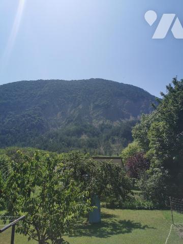 Une maison d'habitation AVEC JARDIN