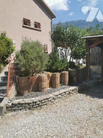 Une maison d'habitation AVEC JARDIN