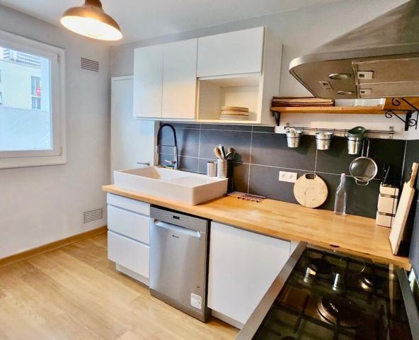 Appartement T3 lumineux avec vue dégagée, parking, balcon, quartier Bourg L'Evesque, proche Place des Lices