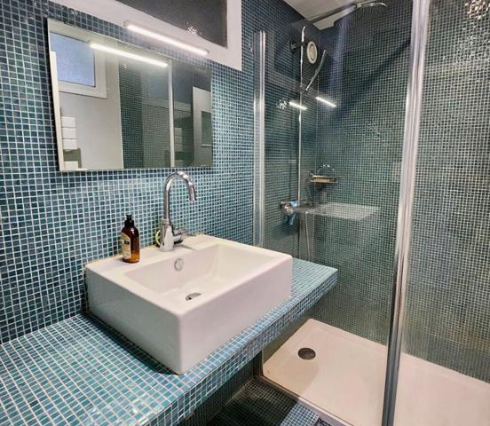 Appartement T3 lumineux avec vue dégagée, parking, balcon, quartier Bourg L'Evesque, proche Place des Lices