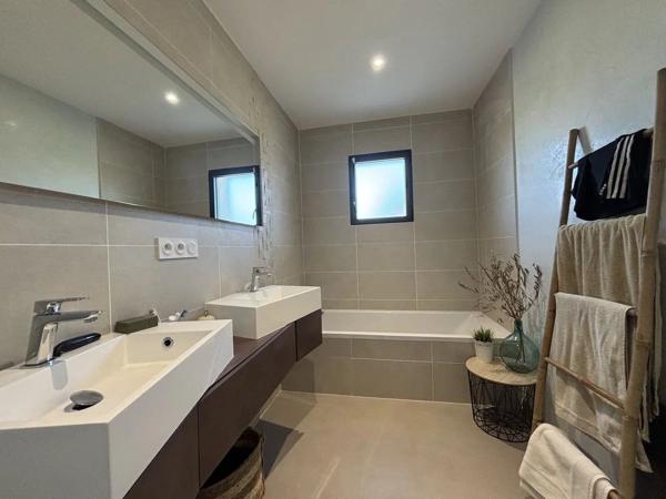 Vente                                                      Maison
                        
                     4 pièces                      100 m2                     à Casteljaloux