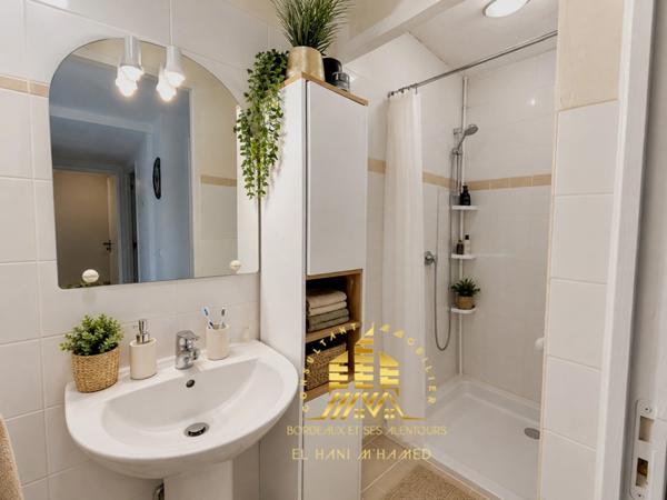 Maison de ville avec grand garage et patio, 62 m² habitables, Bordeaux rive droite