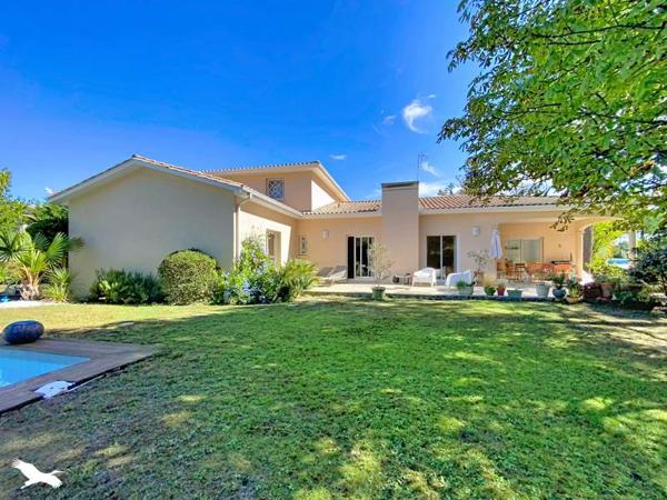 Maison à vendre 900 000 € Mérignac 7 p 218 m² DPE D