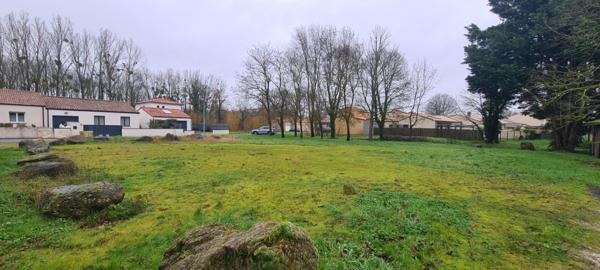 Terrain constructible, viabilisé Gorges 701 M² (360 M² en 1AU et 74 M² en UC) : gaz, électricité, eau, tout à l'égout