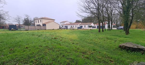 Terrain constructible, viabilisé Gorges 701 M² (360 M² en 1AU et 74 M² en UC) : gaz, électricité, eau, tout à l'égout