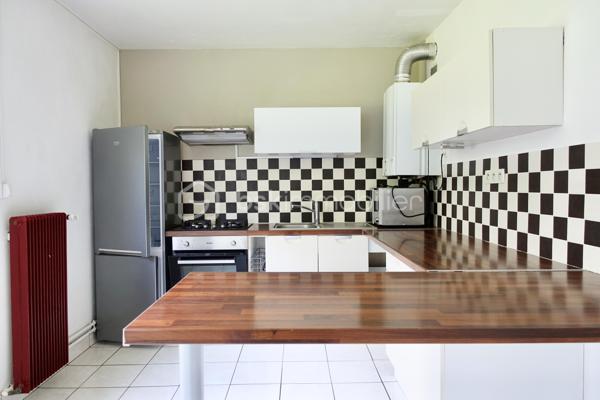 EN EXCLUSIVITE - T3 bis en parfait état, avec un balcon, une cave, des stationnements multiples sécurisés et un local à vélos sécurisé également. 

Appartement situé à proximité du Pole Sup' de Saint Brieuc, il est implanté dans un environnement calme et verdoyant tout en permettant d'accéder facilement à pied à la gare, au centre ville et aux commerces de proximité. 

Ce bien peut convenir :

- à une famille,
- à des étudiants,
- ou tout autre projet.

Le bien se compose comme suit :

- Au RDC, l'entrée dessert d'une part une cuisine aménagée / équipée (plaques, hotte, évier, réfrigérateur) avec sa loggia dans le prolongement, et d'autre part une jolie pièce de vie lumineuse. Le couloir qui mène à la partie nuit est optimisé avec beaucoup de rangement. On trouve ensuite deux chambres, une salle d'eau avec une grande douche à l'italienne, et des WC séparés. 

Aucun travaux à prévoir - appartement très propre.

- En sus, vous disposerez d'un balcon accessible depuis une chambre et depuis la pièce de vie, une cave privative, un local à vélos sécurisé et de multiples stationnements sécurisés. Résidence close avec accès par badge. 

Informations complémentaires : Chauffage et eau chaude par chaudière au gaz individuelle, volets électriques, interphone, huisseries PVC double vitrage.