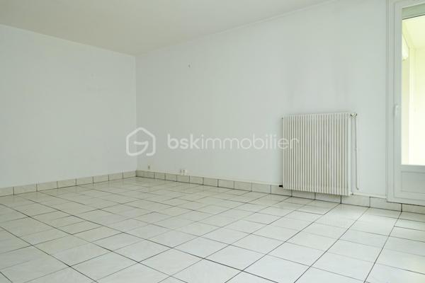 EN EXCLUSIVITE - T3 bis en parfait état, avec un balcon, une cave, des stationnements multiples sécurisés et un local à vélos sécurisé également. 

Appartement situé à proximité du Pole Sup' de Saint Brieuc, il est implanté dans un environnement calme et verdoyant tout en permettant d'accéder facilement à pied à la gare, au centre ville et aux commerces de proximité. 

Ce bien peut convenir :

- à une famille,
- à des étudiants,
- ou tout autre projet.

Le bien se compose comme suit :

- Au RDC, l'entrée dessert d'une part une cuisine aménagée / équipée (plaques, hotte, évier, réfrigérateur) avec sa loggia dans le prolongement, et d'autre part une jolie pièce de vie lumineuse. Le couloir qui mène à la partie nuit est optimisé avec beaucoup de rangement. On trouve ensuite deux chambres, une salle d'eau avec une grande douche à l'italienne, et des WC séparés. 

Aucun travaux à prévoir - appartement très propre.

- En sus, vous disposerez d'un balcon accessible depuis une chambre et depuis la pièce de vie, une cave privative, un local à vélos sécurisé et de multiples stationnements sécurisés. Résidence close avec accès par badge. 

Informations complémentaires : Chauffage et eau chaude par chaudière au gaz individuelle, volets électriques, interphone, huisseries PVC double vitrage.