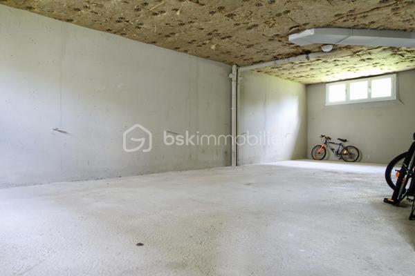 EN EXCLUSIVITE - T3 bis en parfait état, avec un balcon, une cave, des stationnements multiples sécurisés et un local à vélos sécurisé également. 

Appartement situé à proximité du Pole Sup' de Saint Brieuc, il est implanté dans un environnement calme et verdoyant tout en permettant d'accéder facilement à pied à la gare, au centre ville et aux commerces de proximité. 

Ce bien peut convenir :

- à une famille,
- à des étudiants,
- ou tout autre projet.

Le bien se compose comme suit :

- Au RDC, l'entrée dessert d'une part une cuisine aménagée / équipée (plaques, hotte, évier, réfrigérateur) avec sa loggia dans le prolongement, et d'autre part une jolie pièce de vie lumineuse. Le couloir qui mène à la partie nuit est optimisé avec beaucoup de rangement. On trouve ensuite deux chambres, une salle d'eau avec une grande douche à l'italienne, et des WC séparés. 

Aucun travaux à prévoir - appartement très propre.

- En sus, vous disposerez d'un balcon accessible depuis une chambre et depuis la pièce de vie, une cave privative, un local à vélos sécurisé et de multiples stationnements sécurisés. Résidence close avec accès par badge. 

Informations complémentaires : Chauffage et eau chaude par chaudière au gaz individuelle, volets électriques, interphone, huisseries PVC double vitrage.