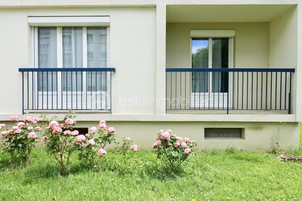 EN EXCLUSIVITE - T3 bis en parfait état, avec un balcon, une cave, des stationnements multiples sécurisés et un local à vélos sécurisé également. 

Appartement situé à proximité du Pole Sup' de Saint Brieuc, il est implanté dans un environnement calme et verdoyant tout en permettant d'accéder facilement à pied à la gare, au centre ville et aux commerces de proximité. 

Ce bien peut convenir :

- à une famille,
- à des étudiants,
- ou tout autre projet.

Le bien se compose comme suit :

- Au RDC, l'entrée dessert d'une part une cuisine aménagée / équipée (plaques, hotte, évier, réfrigérateur) avec sa loggia dans le prolongement, et d'autre part une jolie pièce de vie lumineuse. Le couloir qui mène à la partie nuit est optimisé avec beaucoup de rangement. On trouve ensuite deux chambres, une salle d'eau avec une grande douche à l'italienne, et des WC séparés. 

Aucun travaux à prévoir - appartement très propre.

- En sus, vous disposerez d'un balcon accessible depuis une chambre et depuis la pièce de vie, une cave privative, un local à vélos sécurisé et de multiples stationnements sécurisés. Résidence close avec accès par badge. 

Informations complémentaires : Chauffage et eau chaude par chaudière au gaz individuelle, volets électriques, interphone, huisseries PVC double vitrage.