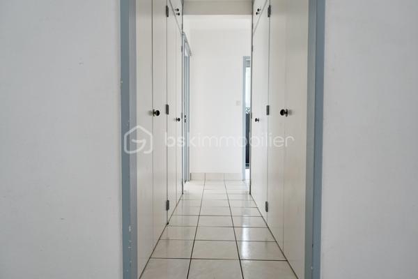 EN EXCLUSIVITE - T3 bis en parfait état, avec un balcon, une cave, des stationnements multiples sécurisés et un local à vélos sécurisé également. 

Appartement situé à proximité du Pole Sup' de Saint Brieuc, il est implanté dans un environnement calme et verdoyant tout en permettant d'accéder facilement à pied à la gare, au centre ville et aux commerces de proximité. 

Ce bien peut convenir :

- à une famille,
- à des étudiants,
- ou tout autre projet.

Le bien se compose comme suit :

- Au RDC, l'entrée dessert d'une part une cuisine aménagée / équipée (plaques, hotte, évier, réfrigérateur) avec sa loggia dans le prolongement, et d'autre part une jolie pièce de vie lumineuse. Le couloir qui mène à la partie nuit est optimisé avec beaucoup de rangement. On trouve ensuite deux chambres, une salle d'eau avec une grande douche à l'italienne, et des WC séparés. 

Aucun travaux à prévoir - appartement très propre.

- En sus, vous disposerez d'un balcon accessible depuis une chambre et depuis la pièce de vie, une cave privative, un local à vélos sécurisé et de multiples stationnements sécurisés. Résidence close avec accès par badge. 

Informations complémentaires : Chauffage et eau chaude par chaudière au gaz individuelle, volets électriques, interphone, huisseries PVC double vitrage.