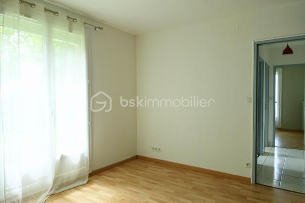 EN EXCLUSIVITE - T3 bis en parfait état, avec un balcon, une cave, des stationnements multiples sécurisés et un local à vélos sécurisé également. 

Appartement situé à proximité du Pole Sup' de Saint Brieuc, il est implanté dans un environnement calme et verdoyant tout en permettant d'accéder facilement à pied à la gare, au centre ville et aux commerces de proximité. 

Ce bien peut convenir :

- à une famille,
- à des étudiants,
- ou tout autre projet.

Le bien se compose comme suit :

- Au RDC, l'entrée dessert d'une part une cuisine aménagée / équipée (plaques, hotte, évier, réfrigérateur) avec sa loggia dans le prolongement, et d'autre part une jolie pièce de vie lumineuse. Le couloir qui mène à la partie nuit est optimisé avec beaucoup de rangement. On trouve ensuite deux chambres, une salle d'eau avec une grande douche à l'italienne, et des WC séparés. 

Aucun travaux à prévoir - appartement très propre.

- En sus, vous disposerez d'un balcon accessible depuis une chambre et depuis la pièce de vie, une cave privative, un local à vélos sécurisé et de multiples stationnements sécurisés. Résidence close avec accès par badge. 

Informations complémentaires : Chauffage et eau chaude par chaudière au gaz individuelle, volets électriques, interphone, huisseries PVC double vitrage.