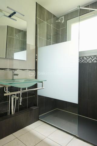 EN EXCLUSIVITE - T3 bis en parfait état, avec un balcon, une cave, des stationnements multiples sécurisés et un local à vélos sécurisé également. 

Appartement situé à proximité du Pole Sup' de Saint Brieuc, il est implanté dans un environnement calme et verdoyant tout en permettant d'accéder facilement à pied à la gare, au centre ville et aux commerces de proximité. 

Ce bien peut convenir :

- à une famille,
- à des étudiants,
- ou tout autre projet.

Le bien se compose comme suit :

- Au RDC, l'entrée dessert d'une part une cuisine aménagée / équipée (plaques, hotte, évier, réfrigérateur) avec sa loggia dans le prolongement, et d'autre part une jolie pièce de vie lumineuse. Le couloir qui mène à la partie nuit est optimisé avec beaucoup de rangement. On trouve ensuite deux chambres, une salle d'eau avec une grande douche à l'italienne, et des WC séparés. 

Aucun travaux à prévoir - appartement très propre.

- En sus, vous disposerez d'un balcon accessible depuis une chambre et depuis la pièce de vie, une cave privative, un local à vélos sécurisé et de multiples stationnements sécurisés. Résidence close avec accès par badge. 

Informations complémentaires : Chauffage et eau chaude par chaudière au gaz individuelle, volets électriques, interphone, huisseries PVC double vitrage.