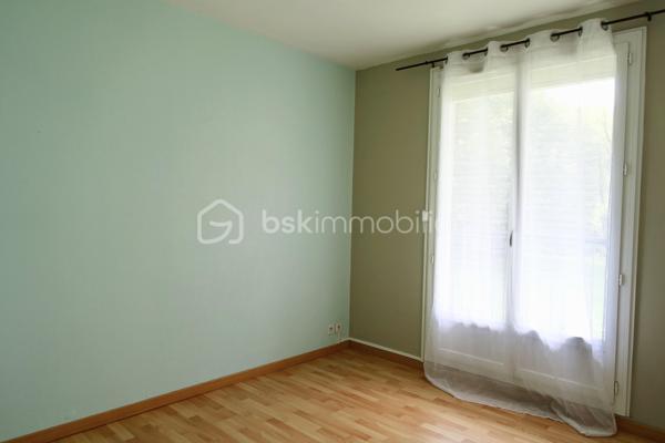 EN EXCLUSIVITE - T3 bis en parfait état, avec un balcon, une cave, des stationnements multiples sécurisés et un local à vélos sécurisé également. 

Appartement situé à proximité du Pole Sup' de Saint Brieuc, il est implanté dans un environnement calme et verdoyant tout en permettant d'accéder facilement à pied à la gare, au centre ville et aux commerces de proximité. 

Ce bien peut convenir :

- à une famille,
- à des étudiants,
- ou tout autre projet.

Le bien se compose comme suit :

- Au RDC, l'entrée dessert d'une part une cuisine aménagée / équipée (plaques, hotte, évier, réfrigérateur) avec sa loggia dans le prolongement, et d'autre part une jolie pièce de vie lumineuse. Le couloir qui mène à la partie nuit est optimisé avec beaucoup de rangement. On trouve ensuite deux chambres, une salle d'eau avec une grande douche à l'italienne, et des WC séparés. 

Aucun travaux à prévoir - appartement très propre.

- En sus, vous disposerez d'un balcon accessible depuis une chambre et depuis la pièce de vie, une cave privative, un local à vélos sécurisé et de multiples stationnements sécurisés. Résidence close avec accès par badge. 

Informations complémentaires : Chauffage et eau chaude par chaudière au gaz individuelle, volets électriques, interphone, huisseries PVC double vitrage.