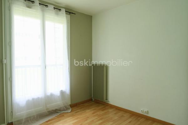 EN EXCLUSIVITE - T3 bis en parfait état, avec un balcon, une cave, des stationnements multiples sécurisés et un local à vélos sécurisé également. 

Appartement situé à proximité du Pole Sup' de Saint Brieuc, il est implanté dans un environnement calme et verdoyant tout en permettant d'accéder facilement à pied à la gare, au centre ville et aux commerces de proximité. 

Ce bien peut convenir :

- à une famille,
- à des étudiants,
- ou tout autre projet.

Le bien se compose comme suit :

- Au RDC, l'entrée dessert d'une part une cuisine aménagée / équipée (plaques, hotte, évier, réfrigérateur) avec sa loggia dans le prolongement, et d'autre part une jolie pièce de vie lumineuse. Le couloir qui mène à la partie nuit est optimisé avec beaucoup de rangement. On trouve ensuite deux chambres, une salle d'eau avec une grande douche à l'italienne, et des WC séparés. 

Aucun travaux à prévoir - appartement très propre.

- En sus, vous disposerez d'un balcon accessible depuis une chambre et depuis la pièce de vie, une cave privative, un local à vélos sécurisé et de multiples stationnements sécurisés. Résidence close avec accès par badge. 

Informations complémentaires : Chauffage et eau chaude par chaudière au gaz individuelle, volets électriques, interphone, huisseries PVC double vitrage.