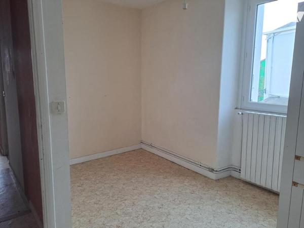 A VENDRE à REZE TRENTEMOULT - Immeuble avec commerce et habitation de 205 m² env.