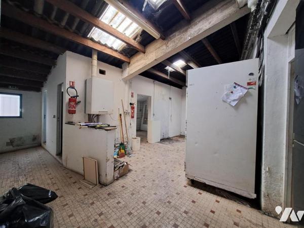 A VENDRE à REZE TRENTEMOULT - Immeuble avec commerce et habitation de 205 m² env.