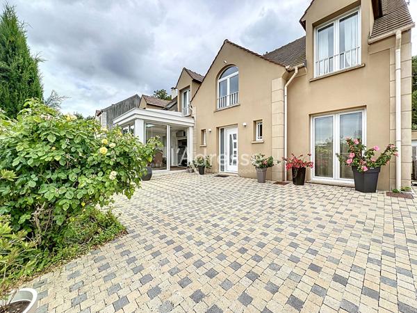 Maison Montévrain 10 pièces de 230m²