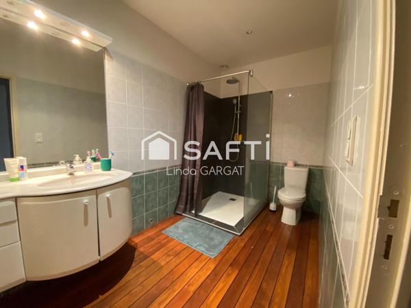 Emplacement idéal, volumes généreux, terrasse sans vis-à-vis : cette maison de ville a tout pour vous séduire !