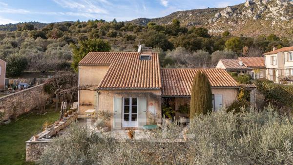 Exclusivité -Volx – Maison de charme avec jardin paysager