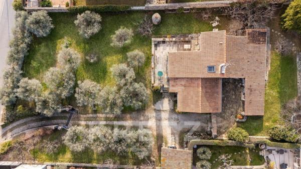 Exclusivité -Volx – Maison de charme avec jardin paysager