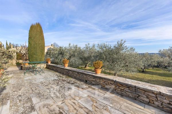 Exclusivité -Volx – Maison de charme avec jardin paysager