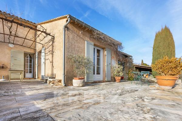 Exclusivité -Volx – Maison de charme avec jardin paysager