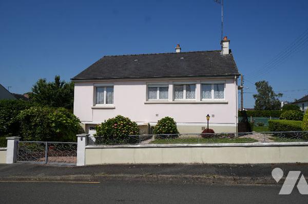 Maison d'habitation avec jardin et grand garage, emplacement idéal