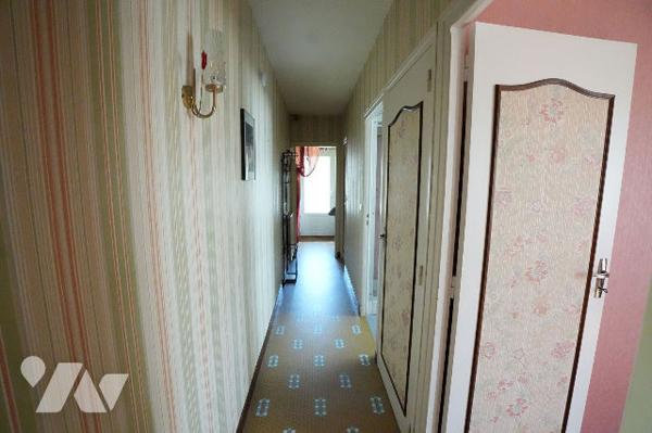 Maison d'habitation avec jardin et grand garage, emplacement idéal