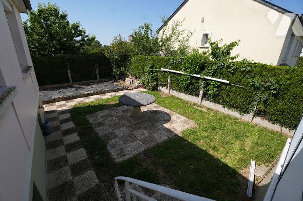 Maison d'habitation avec jardin et grand garage, emplacement idéal