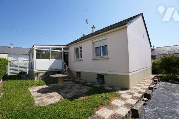 Maison d'habitation avec jardin et grand garage, emplacement idéal