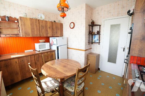 Maison d'habitation avec jardin et grand garage, emplacement idéal