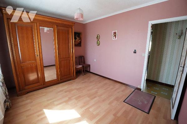 Maison d'habitation avec jardin et grand garage, emplacement idéal