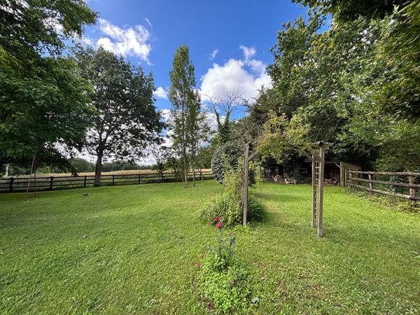Fermette de caractère près du Mans ? Maison 201 m², dépendances et terrain de 1,1 hectare