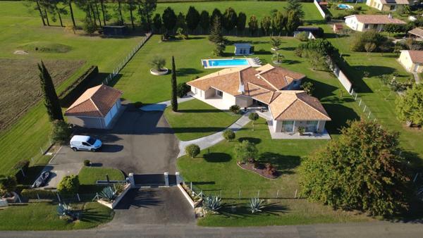 MAISON CONTEMPORAINE HAUT DE GAMME 203M2 AVEC PISCINE CHAUFFÉE ET DOUBLE GARAGE