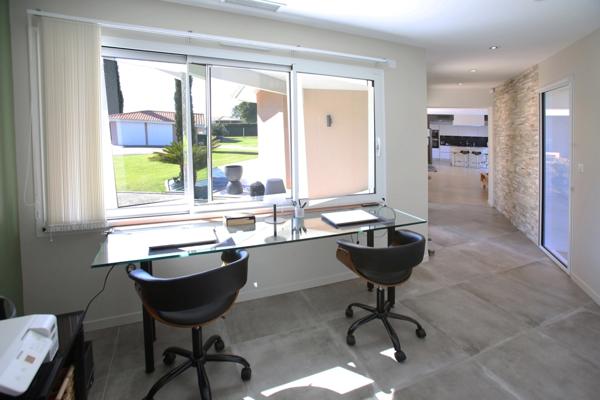 MAISON CONTEMPORAINE HAUT DE GAMME 203M2 AVEC PISCINE CHAUFFÉE ET DOUBLE GARAGE