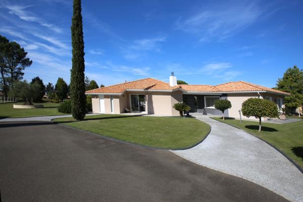 MAISON CONTEMPORAINE HAUT DE GAMME 203M2 AVEC PISCINE CHAUFFÉE ET DOUBLE GARAGE