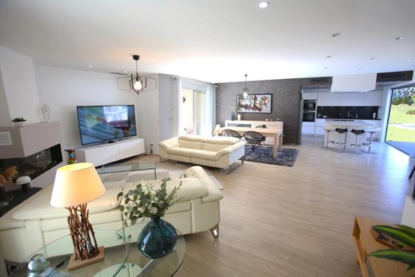 MAISON CONTEMPORAINE HAUT DE GAMME 203M2 AVEC PISCINE CHAUFFÉE ET DOUBLE GARAGE