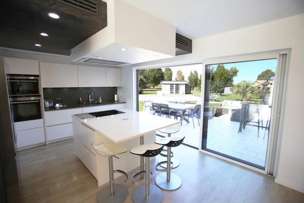 MAISON CONTEMPORAINE HAUT DE GAMME 203M2 AVEC PISCINE CHAUFFÉE ET DOUBLE GARAGE