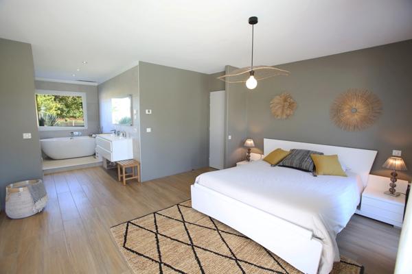 MAISON CONTEMPORAINE HAUT DE GAMME 203M2 AVEC PISCINE CHAUFFÉE ET DOUBLE GARAGE