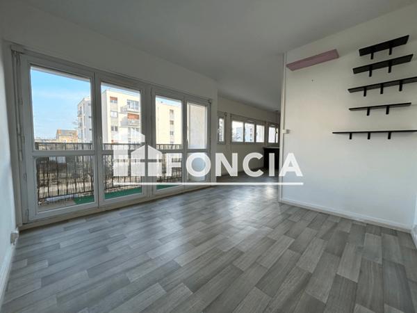 Location Appartement 5 pièces 83.5 m² - 37 AVENUE PIERRE ABELIN Chatellerault 86100
