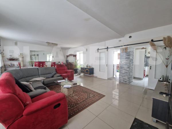 Grande maison de bourg avec jardin, grange et garage