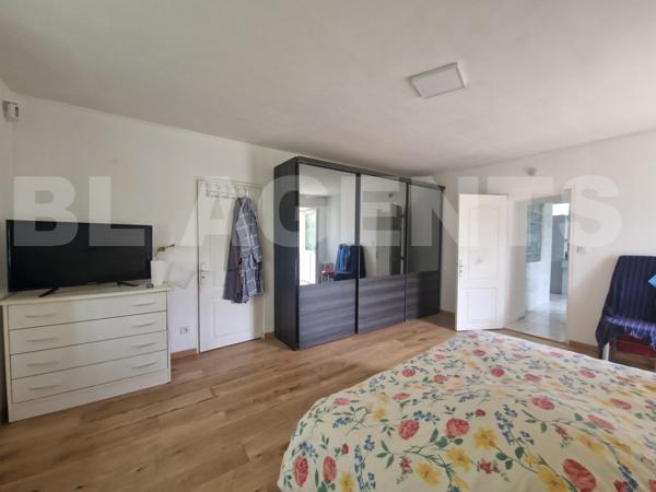 Grande maison de bourg avec jardin, grange et garage