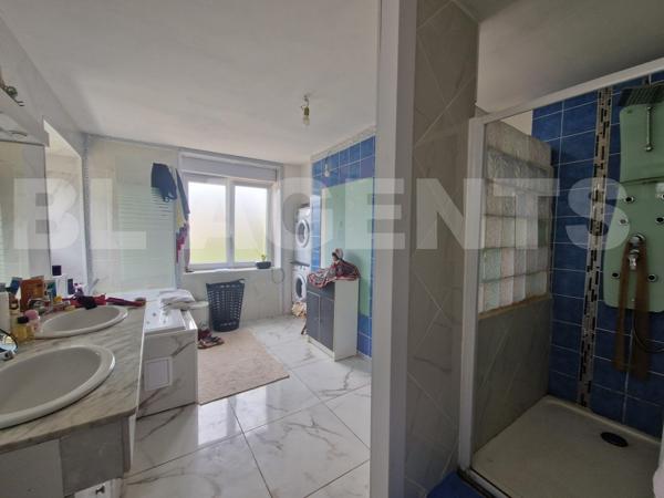 Grande maison de bourg avec jardin, grange et garage