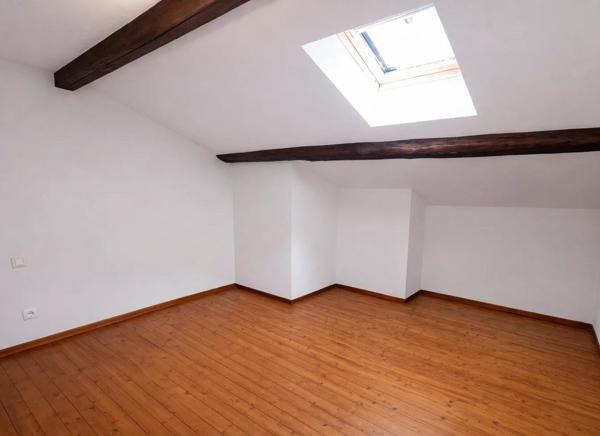 Vente                                                      Maison
                        
                     5 pièces                      120 m2                     à Monclar