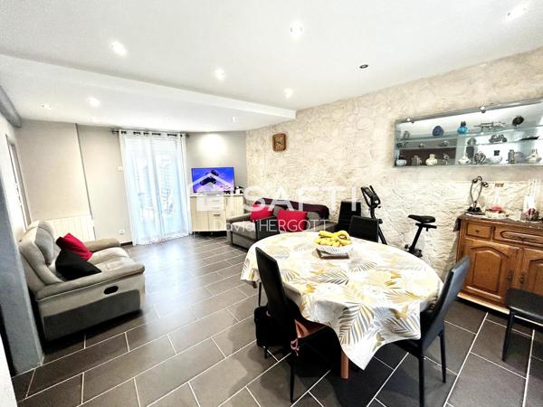 Propriété composée de deux logements – 1052 m² de terrain clôturé