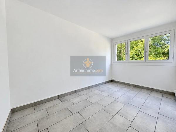 Location                                                      Appartement
                        
                     3 pièces                      61 m2                     à Verneuil-sur-Seine