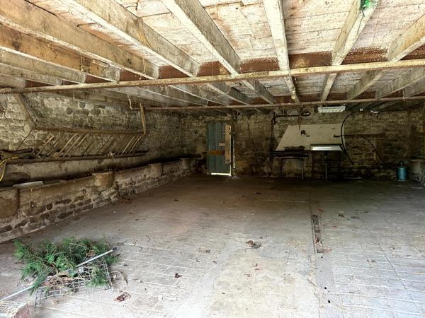 MAISON DE VILLAGE 90 m² HABITABLES + GRENIER AMÉNAGEABLE 37 m² + GRANGE 135 m² + TERRAIN 1 012 m²