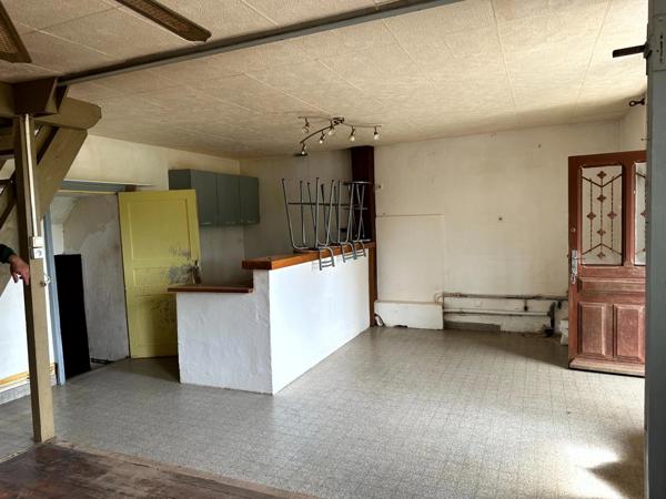 MAISON DE VILLAGE 90 m² HABITABLES + GRENIER AMÉNAGEABLE 37 m² + GRANGE 135 m² + TERRAIN 1 012 m²