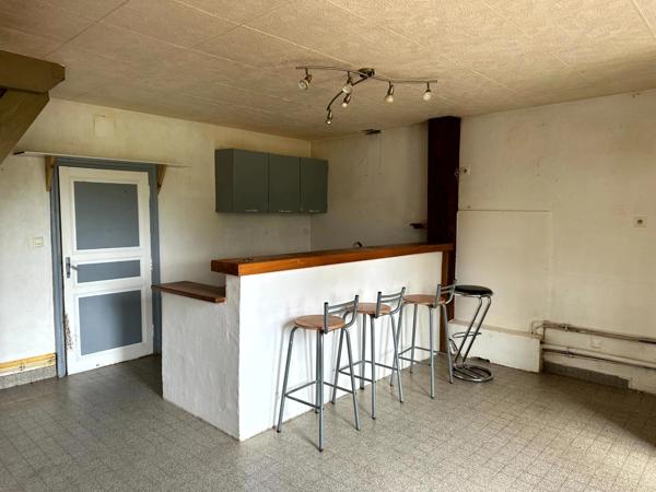 MAISON DE VILLAGE 90 m² HABITABLES + GRENIER AMÉNAGEABLE 37 m² + GRANGE 135 m² + TERRAIN 1 012 m²
