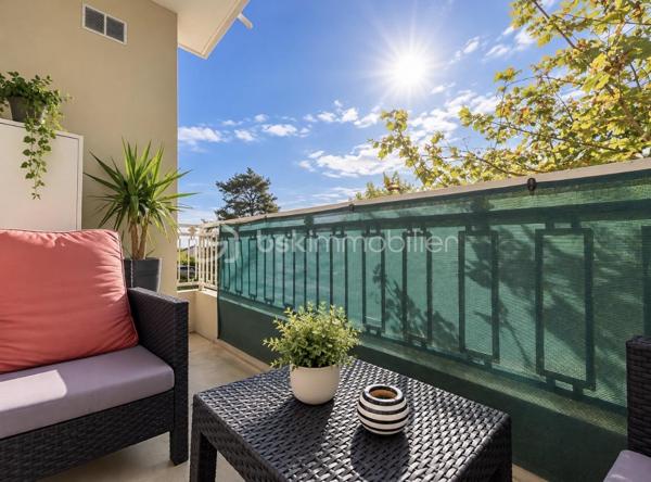 Une belle opportunité pour un investissement locatif serein !

Situé au rez-de-chaussée surélevé d’une petite copropriété de seulement 3 étages, au sein d’une résidence calme, verdoyante et sécurisée, découvrez ce charmant T2 d’environ 41m², entièrement rénové en 2022.
Dès l’entrée, vous serez séduit par une belle pièce de vie lumineuse exposée Sud, composée d’un espace salon/séjour et d’une cuisine ouverte, le tout prolongé par un agréable balcon, idéal pour profiter d’un déjeuner ou d’un café en extérieur.
L’espace nuit, légèrement à l’écart de la pièce de vie, offre une chambre confortable, une salle de bains avec douche et WC, ainsi que de nombreux placards de rangement.

Les + qui font la différence :
- Rénovation intérieure complète en 2022 (factures des travaux disponibles)
- Belle exposition Sud avec balcon confortable
- Cave et place de parking privatives dans la résidence
- Chauffage collectif et eau froide compris dans les charges
- Arrêt TCL au pied de la résidence (bus 88, 36, 112, 117, 118, 144)

L’appartement est vendu loué.
Le loyer actuel est de 520€ hors charges + 100€ de provisions sur charges, soit 620€ charges comprises par mois.
Le locataire est en place depuis plus de 20 ans, avec un historique locatif stable et sans incident d’impayé.
Un véritable atout pour un investisseur souhaitant acquérir un bien déjà loué, entretenu et générant immédiatement des revenus locatifs.

Un appartement idéal pour un investisseur à la recherche d’un bien rénové, avec locataire en place, parking, cave et extérieur, au sein d’un environnement agréable et pratique au quotidien.
Vous souhaitez investir dans un bien déjà loué ? Contactez-moi pour obtenir davantage d’informations et organiser une visite.